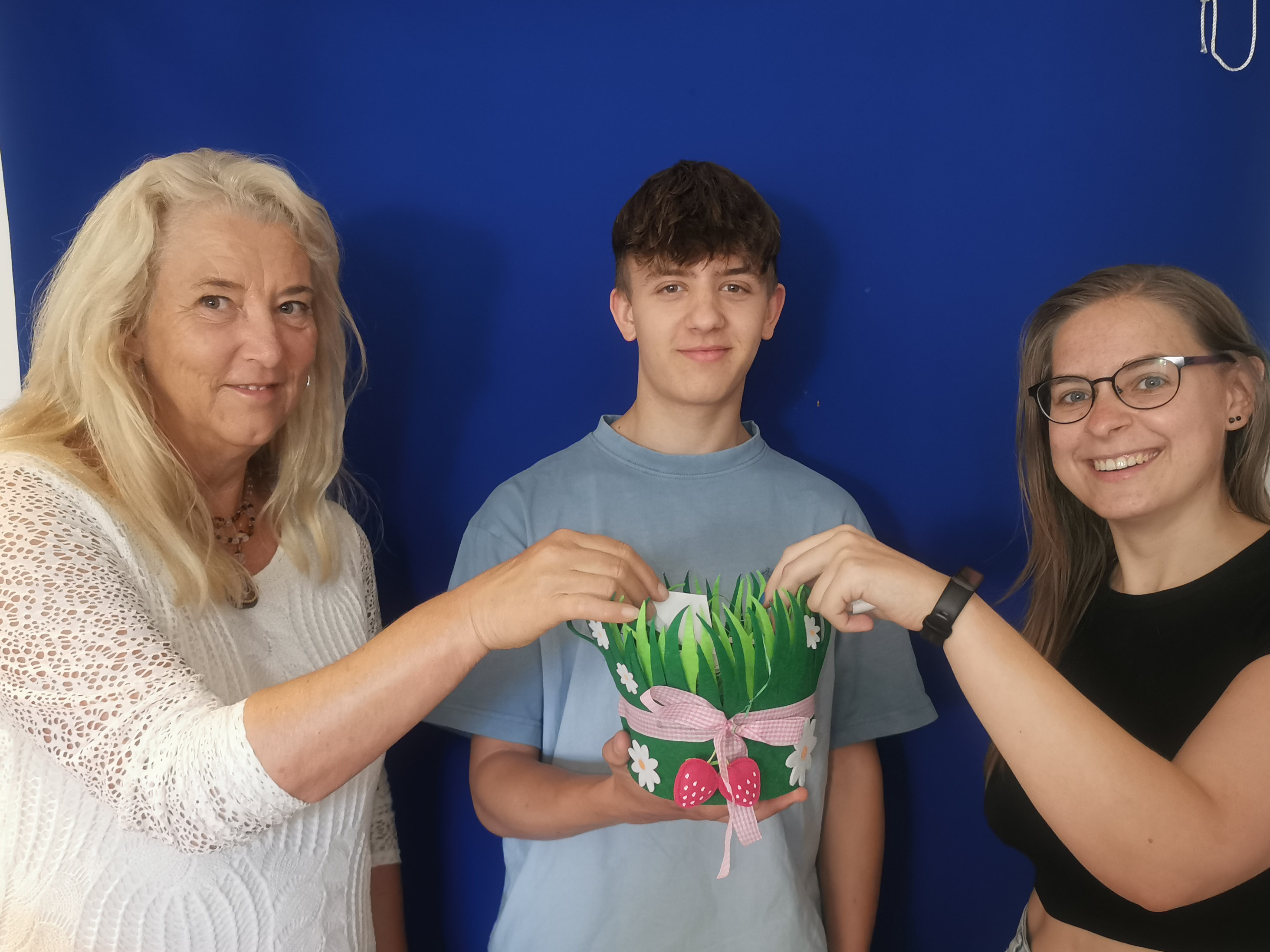 Monika Nebl und Johanna Furch mit Radio-Praktikant David